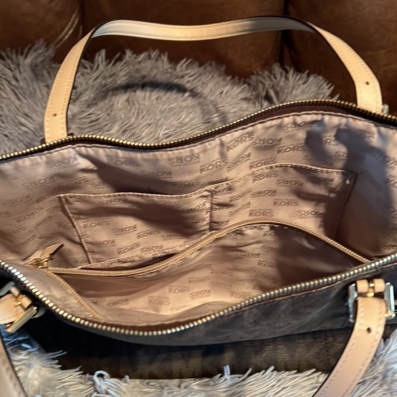 Brown MK purse. Medium shoulder gage with cream colored straps - Picture 2 of 4